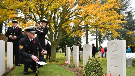 Leaders laud fallen soldiers on eve of Armistice centennial