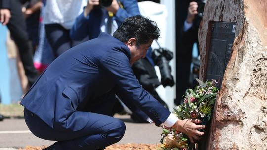 Abe visits Darwin shrine to Japanese war dead