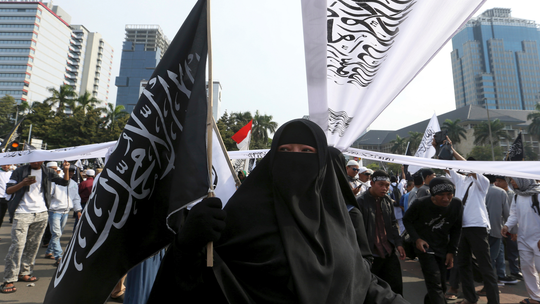 Thousands protest burning of Islamic flag in Indonesia