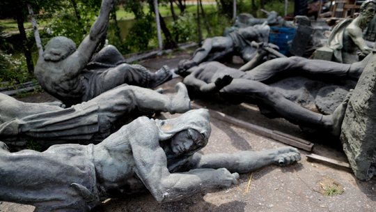 A 'hospital' for statues patches up Argentine monuments