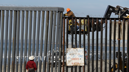 Migrants streaming into Tijuana, but now face long stay