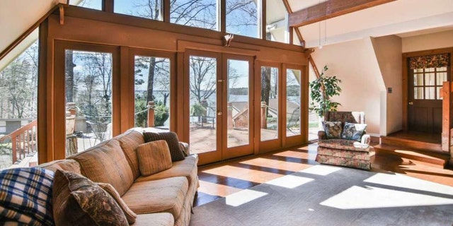 Rustic lakeside South Carolina vacation home going for Rustic lakeside South Carolina vacation home going for
