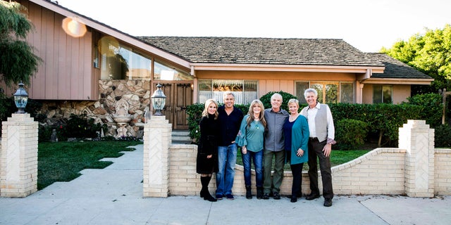 Brady Bunch cast: (left to right) Maureen McCormack / Marsha Brady, Christopher Knight / Peter Brady, Susan Olsen / Cindy Brady, Mike Lookinland / Bobby Brady, Eve Plumb / Jan Brady & Barry Williams / Greg Brady in front of the original Brady home, as seen in "A Very Brady Renovation."