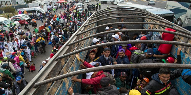 Central American migrants travel in a truck after hitchhiking to Tepotzotlan, Mexico, while they resume the northern route after leaving the Mexico City temporary shelter. A small group of migrants has already reached the US border. (AP Photo / Rodrigo Abd)