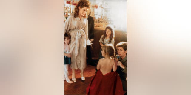 Carrie Fisher prepping her daughter Billie for Joely Fisher's wedding.