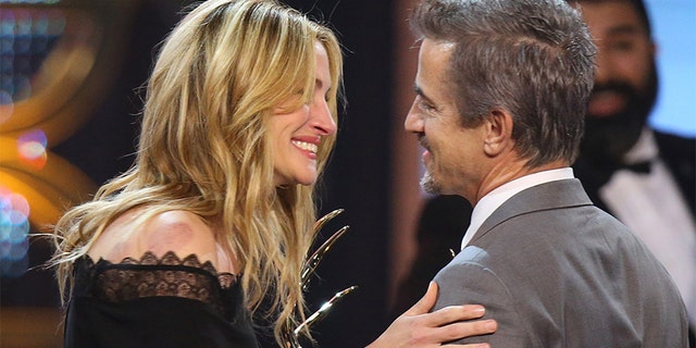 Julia Roberts and Dermot Mulroney.
