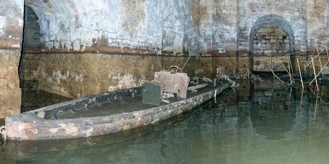 Sunken boats were revealed as the waters drained away. (©Blenheim Palace)
