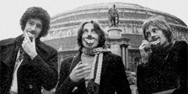 Tim Staffell (au centre) Brian May (à gauche) et Roger Taylor de Smile.