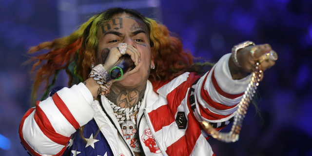 New reports indicate that rapper Tekashi 6ix9ine may be cooperating with federal investigators.