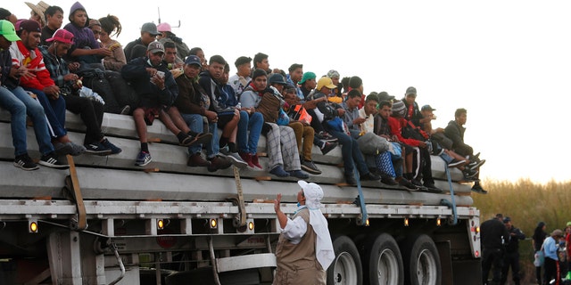 Une religieuse catholique donne des conseils de voyage aux migrants d’Amérique centrale chevauchant dans le lit d’une semi-remorque alors qu’ils se dirigent vers la frontière américaine.