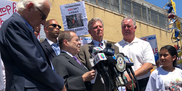 Le représentant américain Jerry Nadler, D-N.Y., S’est entretenu avec des manifestants et des journalistes après avoir visité un centre de détention pour immigrés dans le New Jersey le jour de la fête des pères.