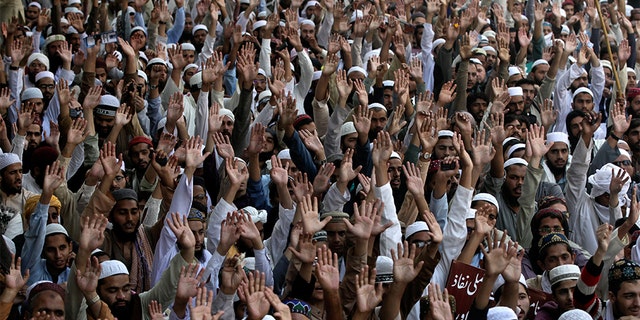 Supporters of Muttahida Majlis-e-Amal (MMA), a coalition of religious-political parties, raise their hands and chant slogans after the Supreme Court overturned the conviction of a Christian woman sentenced to death for blasphemy against Islam, during a protest rally in Lahore, Pakistan November 15, 2018. REUTERS/Mohsin Raza 