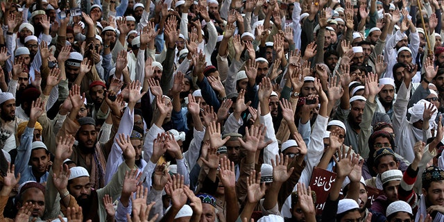 Supporters of Muttahida Majlis-e-Amal (MMA), a coalition of religious-political parties, raise their hands and chant slogans after the Supreme Court overturned the conviction of a Christian woman sentenced to death for blasphemy against Islam, during a protest rally in Lahore, Pakistan November 15, 2018. REUTERS/Mohsin Raza 