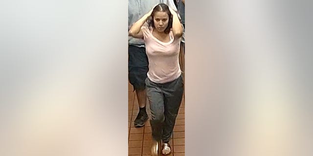 La police de Santa Ana recherche une femme hispanique qui aurait attaqué une employée de McDonald's après qu’elle n’ait pas reçu suffisamment de ketchup et qu’elle a été priée de quitter le restaurant.