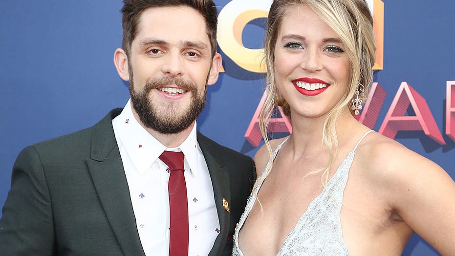 Thomas Rhett S Wife Lauren Akins Shows Off Baby Bump At Bmi