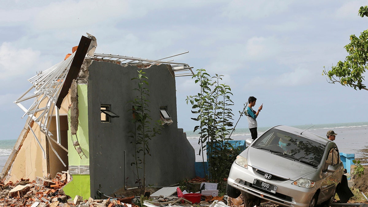 Indonesia tsunami death toll climbs to 373 as search continues