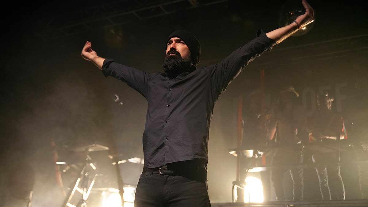 CHARLOTTE, NORTH CAROLINA - NOVEMBER 06: Mike "Beard Guy" Taylor of Walk Off the Earth performs at The Fillmore Charlotte on November 06, 2018 in Charlotte, North Carolina. Taylor passed away from natural causes on Dec. 30, 2018.