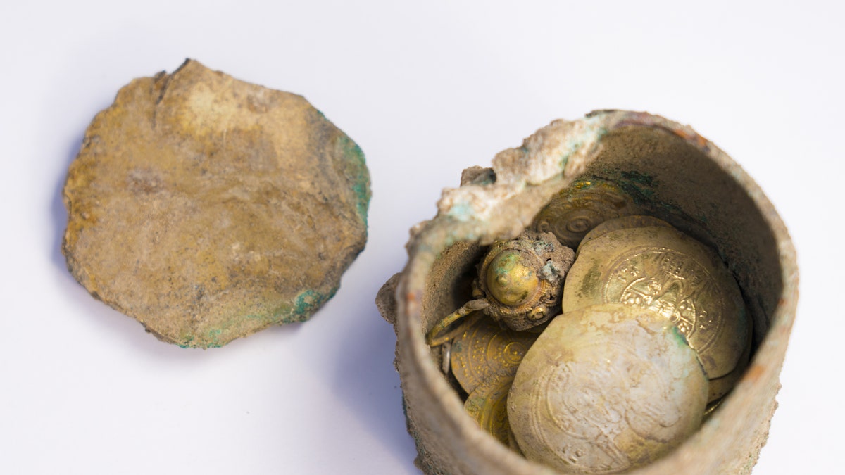 The bronze pot with gold earring inside. (Photo: Yaniv Berman, courtesy of the Caesarea Development Corporation)
