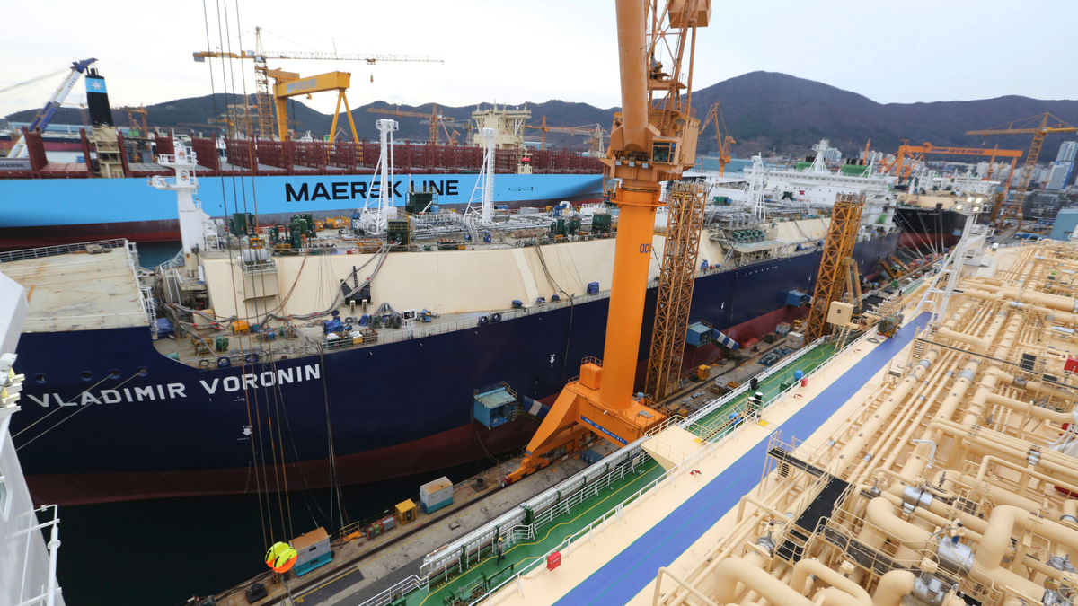Construction continues on large-sized liquefied natural gas (LNG) carriers at the Daewoo Shipbuilding and Marine Engineering facility in Geoje Island, South Korea, in 2018.