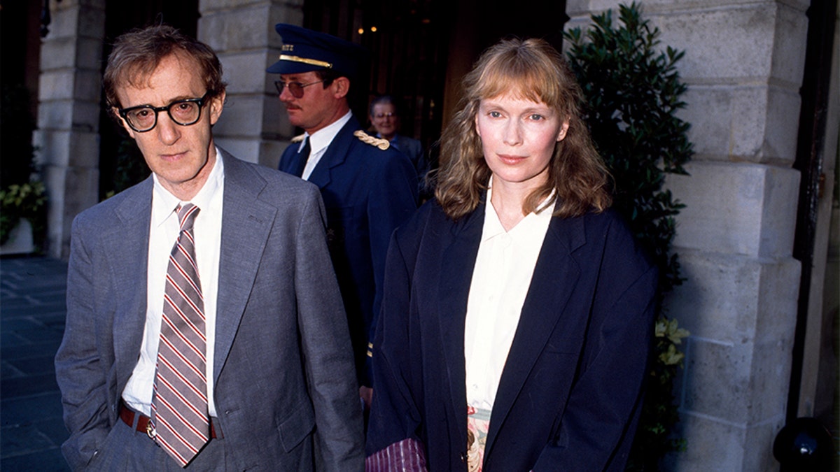 Woody Allen et Mia Farrow in Paris, circa 1980. (Photo by STILLS/Gamma-Rapho via Getty Images)