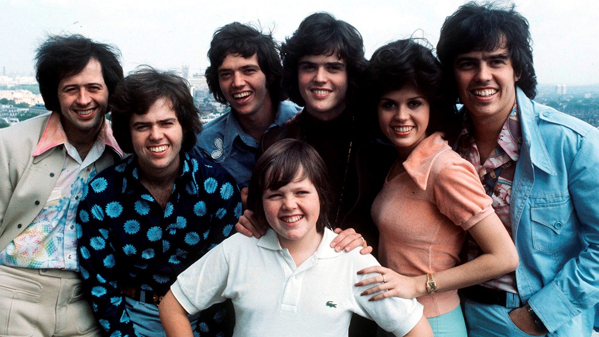 The Osmonds, group portrait, London, 28th May 1975, L-R Wayne Osmond, Merrill Osmond, Jay Osmond, Jimmy Osmond, Donny Osmond, Marie Osmond, Alan Osmond. (Photo by Michael Putland/Getty Images)