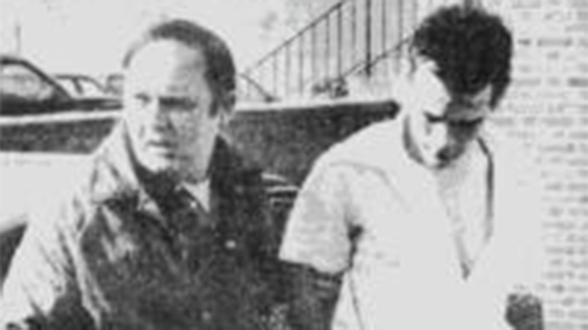 Lowell police Capt. John Cullen takes murder suspect Arthur Davis into custody in the February 1985 slaying of Patricia Richard. 