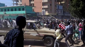 Sudan opposition calls grow for march on Bashir's palace