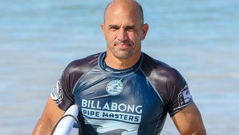 Kelly Slater pulls off 'Houdini Tube Ride' after falling off board, getting back on mid wave