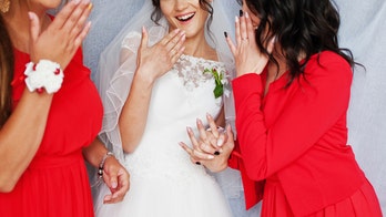 Bridesmaid grimaces at newlyweds' PDA in hilarious wedding photo