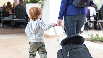 Three random strangers help mom struggling with toddlers at airport