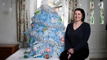 Mom makes Christmas 'tree' out of surgical gloves: 'I got a bit behind on bills'