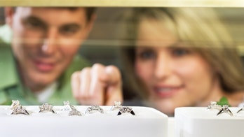 Man proposes with 6 rings to let fiancée decide which she likes