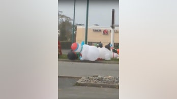 Inflatable snowmen recorded having 'serious brawl' during windstorm