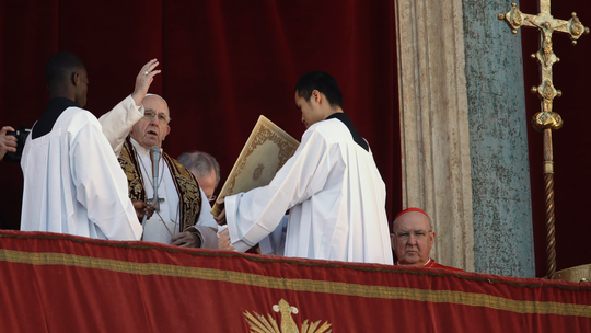 Pope's Christmas wish: World fraternity despite differences