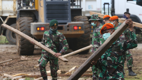 Weather hampers efforts to inspect Indonesia tsunami volcano