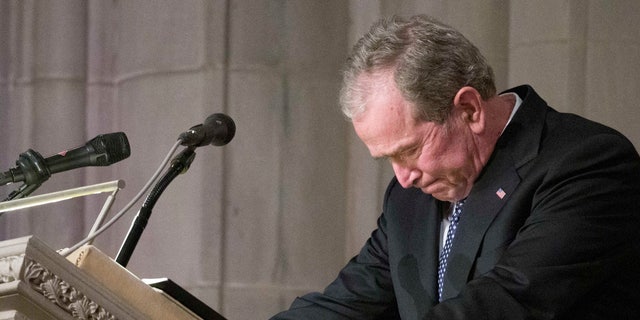 Voormalig president George W. Bush spreekt tijdens de staatsbegrafenis voor zijn vader, voormalig president George H.W. Bush, in de National Cathedral, 5 dec. 2018, in Washington. (AP Photo/Alex Brandon, Pool)