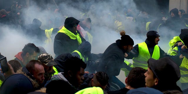 Protesters threw back the tear gas and the police, only to escalate the clashes and pushback throw the authorities.<br data-cke-eol="1">