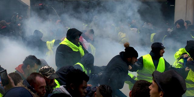 Protesters threw back the tear gas and the police, only to escalate the clashes and pushback throw the authorities.<br data-cke-eol="1">