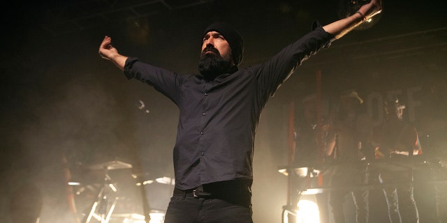 CHARLOTTE, NORTH CAROLINA - NOVEMBER 06: Mike "Beard Guy" Taylor of Walk Off the Earth performs at The Fillmore Charlotte on November 06, 2018 in Charlotte, North Carolina. Taylor passed away from natural causes on Dec. 30, 2018.