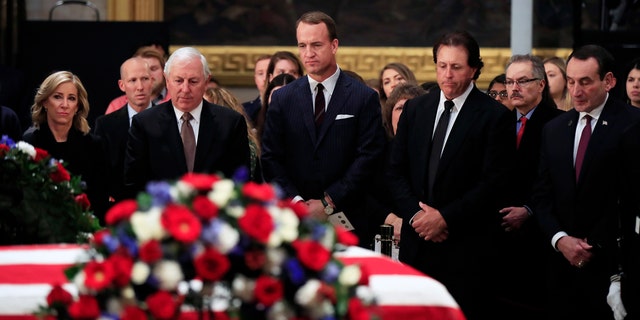 George W Bush Jeb Bush Greet Mourners Paying Tribute To George