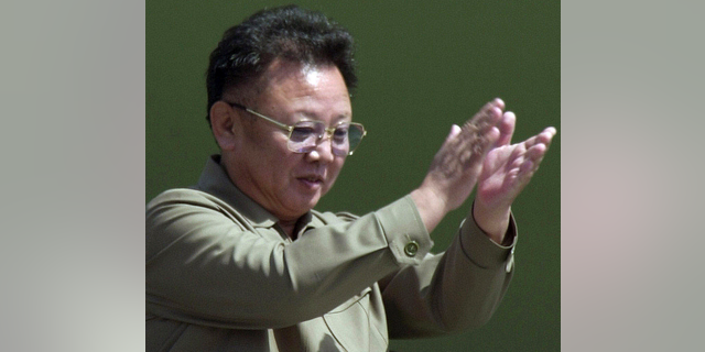 DOSSIER – Sur cette photo d'archive du 25 avril 2002, le dirigeant nord-coréen de l'époque, Kim Jong Il, applaudit depuis un balcon alors que des soldats le saluent lors d'un défilé militaire célébrant la fondation des forces armées à Pyongyang, en Corée du Nord.  Les Nord-Coréens célèbrent l'anniversaire de la mort du leader Kim Jong Il il y a sept ans par des visites de statues et des promesses d'allégeance à son fils Kim Jong Un.  (AP Photo/Katsumi Kasahara, dossier)