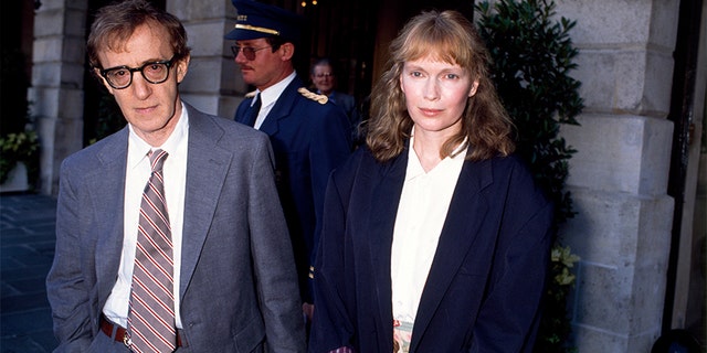 Woody Allen et Mia Farrow in Paris, circa 1980. (Photo by STILLS/Gamma-Rapho via Getty Images)