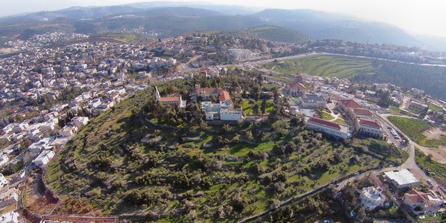 The hill on the outskirts of Abu Ghosh. (The Kiriath-Jearim Shmunis Family Excavations)