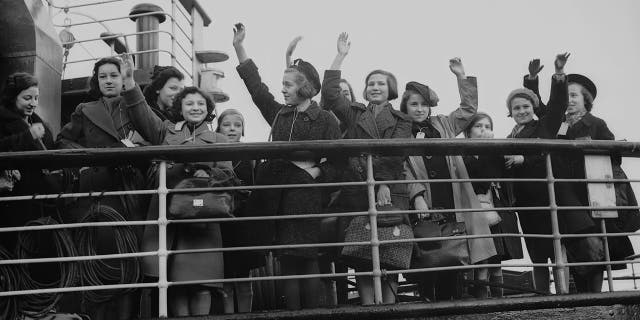 Some of the 5,000 Jewish and non-Aryan German child refugees, the 'Kindertransport', arriving in England at Harwich from Germany. (Photo by Fred Morley/Fox Photos/Getty Images)