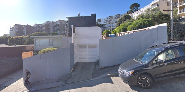 The city Planning Commission also ordered Ross Johnston to add a sidewalk plaque telling the entire saga of the house's origins in the 1930s, its demolition and replication.