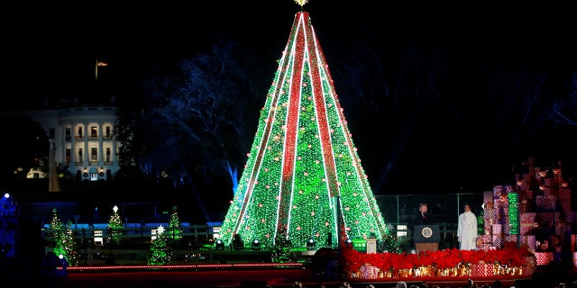 U.S. President Donald Trump and first lady Melania Trump participate in the 96th annual National Christmas Tree Lighting ceremony near the White House in Washington, U.S., November 28, 2018. REUTERS/Jim Young - RC11200157D0