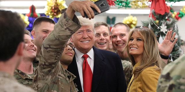 U.S. President Donald Trump and First Lady Melania Trump greet military personnel at the dining facility during an unannounced visit to Al Asad Air Base, Iraq December 26, 2018. REUTERS/Jonathan Ernst - RC1A7F8AD820
