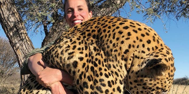 Uma mulher caÃ§adora estÃ¡ sendo golpeada online por celebridades por matar um leopardo.  (Cortesia Safari Club International)