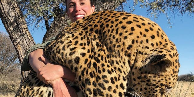 Uma mulher caçadora está sendo golpeada online por celebridades por matar um leopardo. (Cortesia Safari Club International)