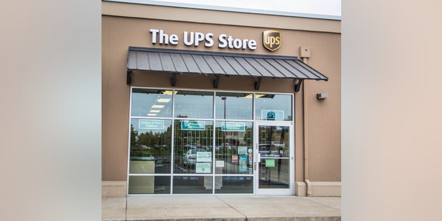 UPS Filialstandort in Eugene, Oregon.  UPS Store ist eine Tochtergesellschaft von United Parcel Service (UPS) und bietet Kunden die Möglichkeit, Pakete sowohl im Inland als auch international zu versenden.